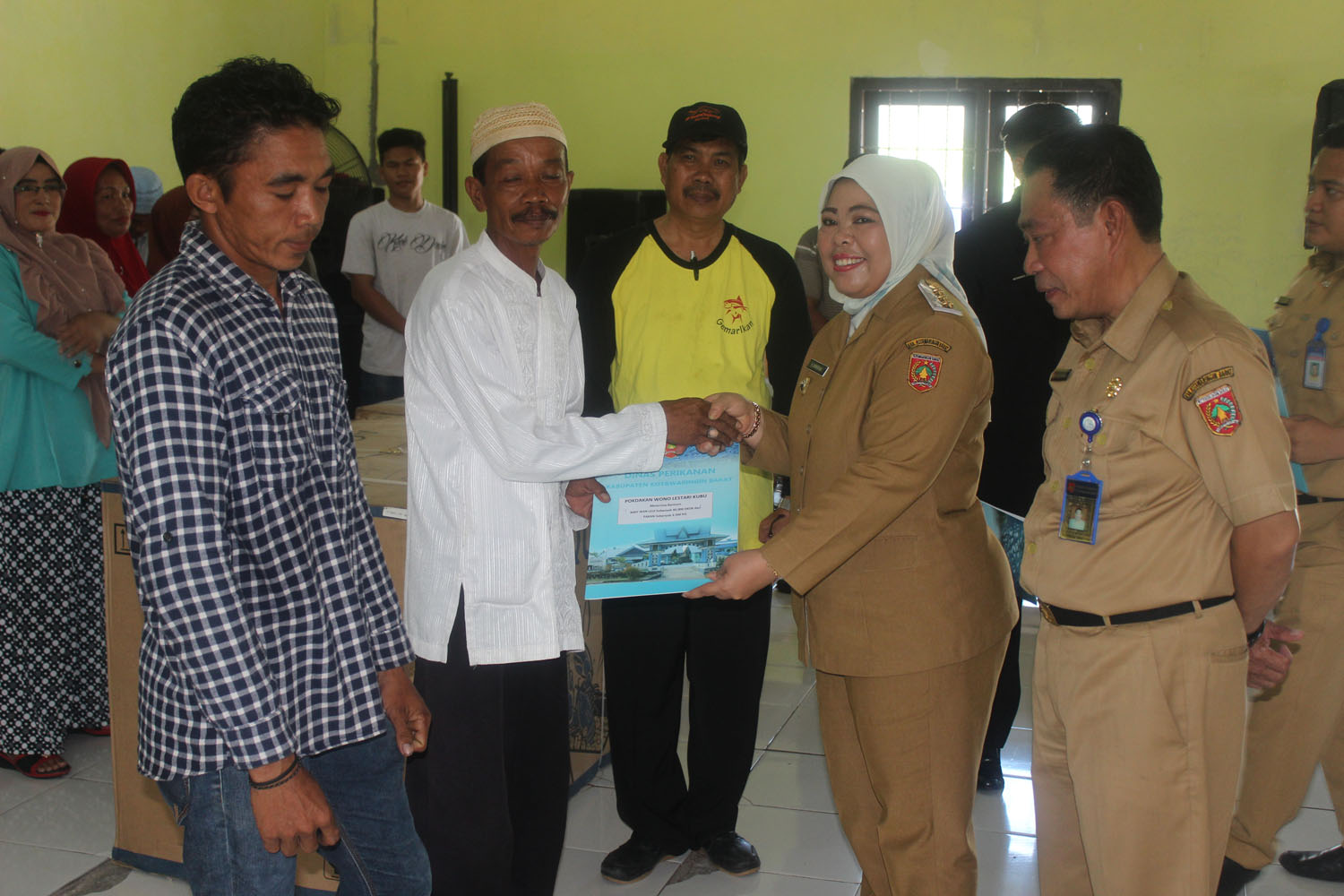 Bupati Berikan Bantuan Operasional Kepada Masyarakat Nelayan di Desa Teluk Bogam