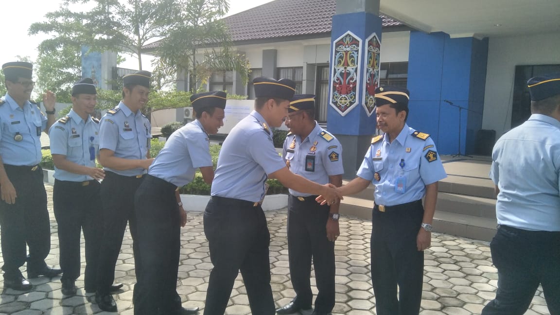 Apel Senin Pagi Sebagai Perpisahan Kadiv Pemasayarakat Dan Kadiv Administrasi Melaksanakan Tugas Di Kanwil Kalteng