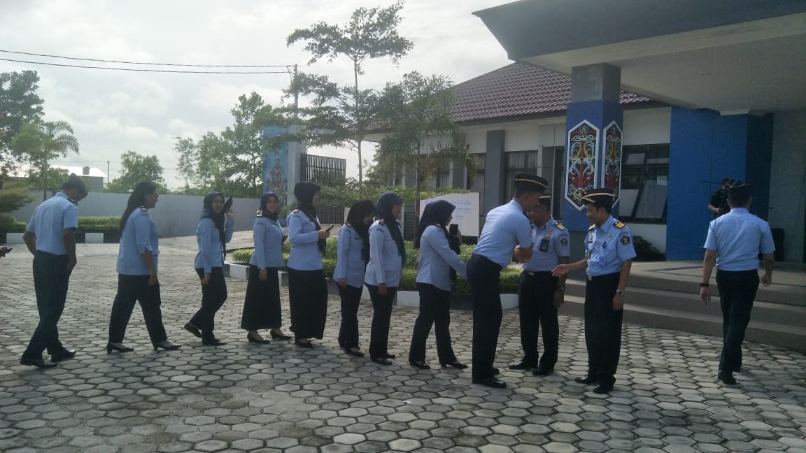 Apel Senin Pagi Sebagai Perpisahan Kadiv Pemasayarakat Dan Kadiv Administrasi Melaksanakan Tugas Di Kanwil Kalteng