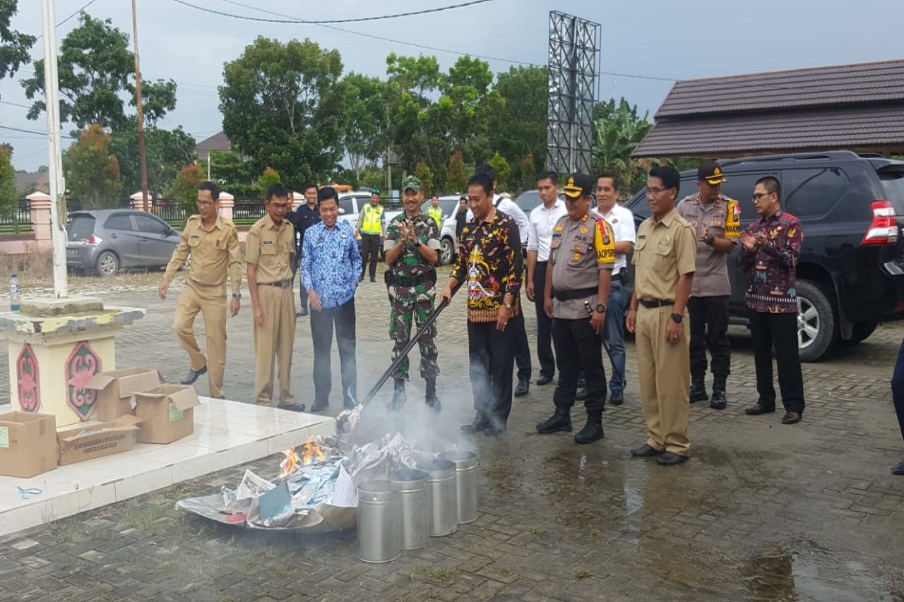 Pemkab Pulang Pisau Musnahkan Ribuan Keping KTP Elektronik