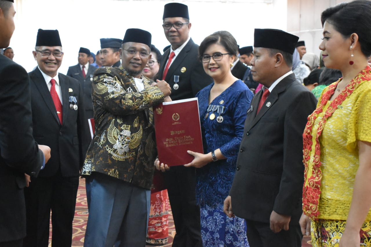 Beri Tanda Kehormatan Satyalancana Karya Satya, Gubernur Harapkan Kinerja dan Pengabdian PNS Terus Ditingkatkan