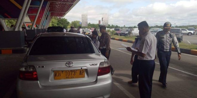 Petugas Dishub Cek Taksi Bandara Tjilik Riwut