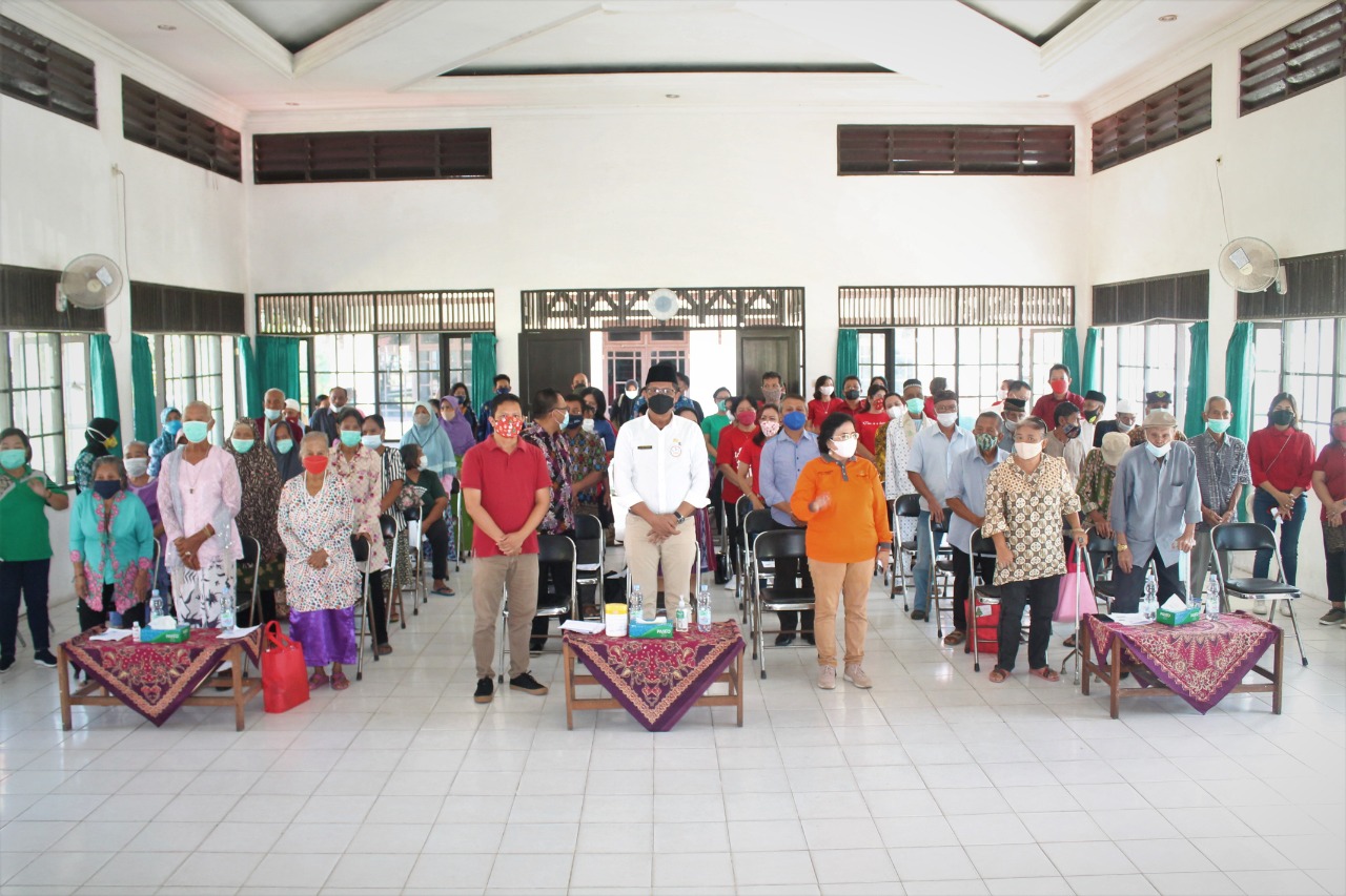 Kunjungan Kasih ASN Dislutkan Prov. Kalteng ke Panti Jompo