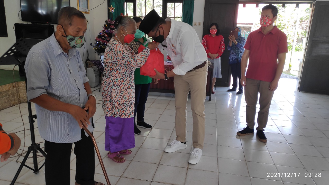 Kunjungan Kasih ASN Dislutkan Prov. Kalteng ke Panti Jompo