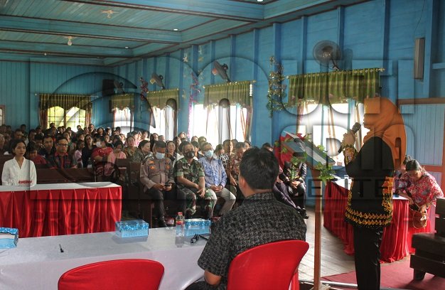 Pj. Bupati Barito Selatan Ajak Maknai Natal, Menebar Kasih untuk Semua Umat