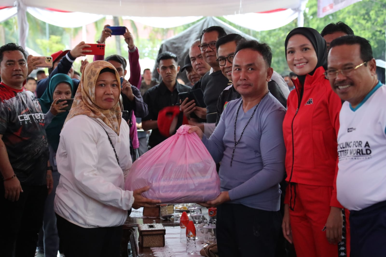 Jelang Nataru, Gubernur Sugianto Sabran Gratiskan 3.700 Paket Sembako untuk PNS Golongan I, Golongan II, PPPK, dan Pegawai Kontrak