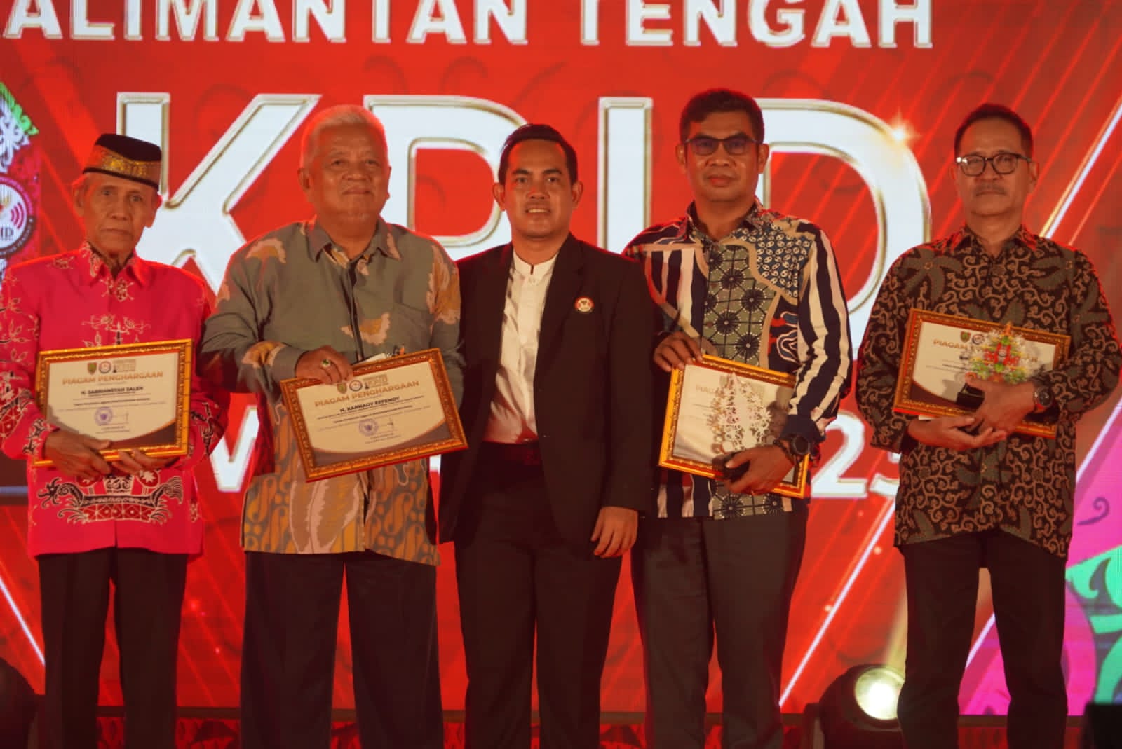 Terima Anugerah Tokoh Penyiaran dari KPID, Agus Siswadi Sebut Radio dan Televisi Akan Tumbang Bila Miskin Kreativitas