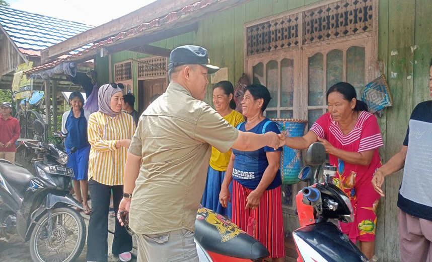 Pj. Bupati bersama Ketua TP PKK Barito Selatan Berikan Bantuan Terdampak Kebakaran di Desa Mabuan   