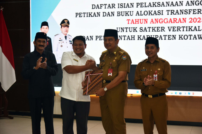 Penyerahan DIPA Petikan dan TKD 2025, Pj Bupati Budi Santosa Tekankan Pentingnya Pengelolaan Anggaran Tepat dan Akuntabel