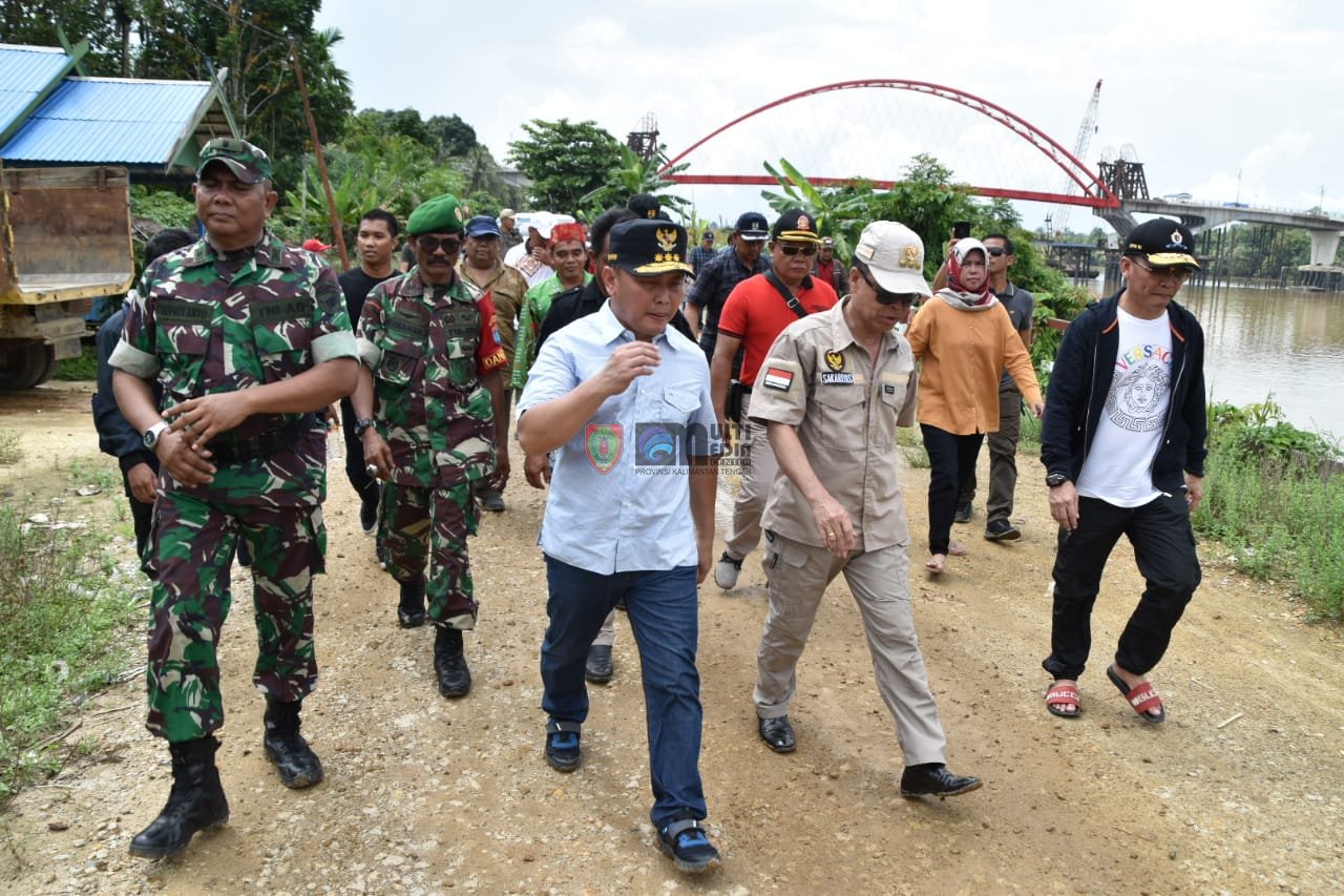 Gubernur Kalteng Melihat Langsung Lokasi Proyek Pembangunan Jembatan Tumbang Samba
