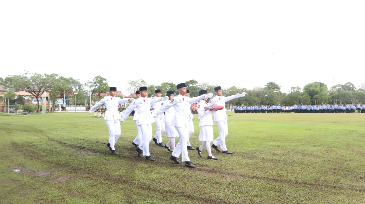 Penyerahan Piagam Penghargaan dan Santunan Dalam Upacara Bulan K3 