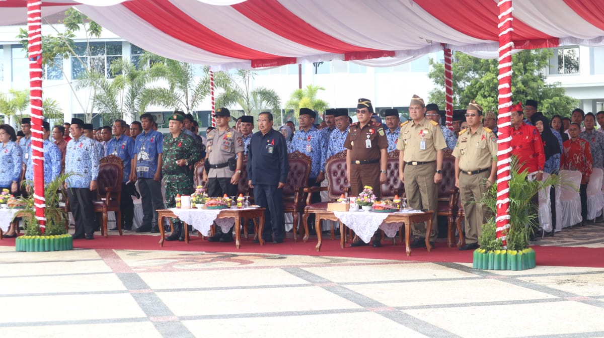 Penyerahan Piagam Penghargaan dan Santunan Dalam Upacara Bulan K3 