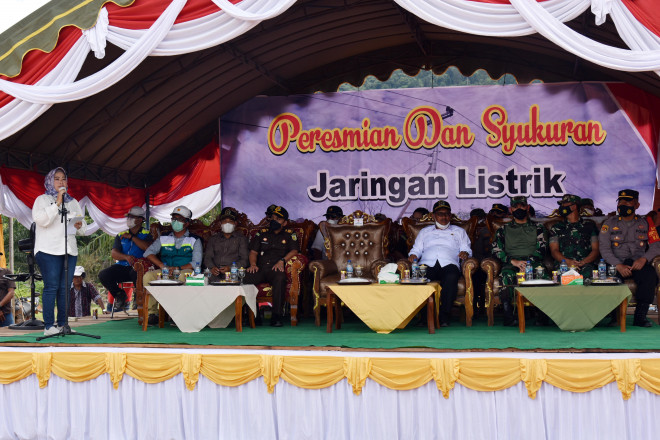 Bupati Hj Nurhidayah Resmikan Jaringan Listrik di Desa Sambi dan Sungai Dau