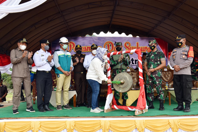 Bupati Hj Nurhidayah Resmikan Jaringan Listrik di Desa Sambi dan Sungai Dau