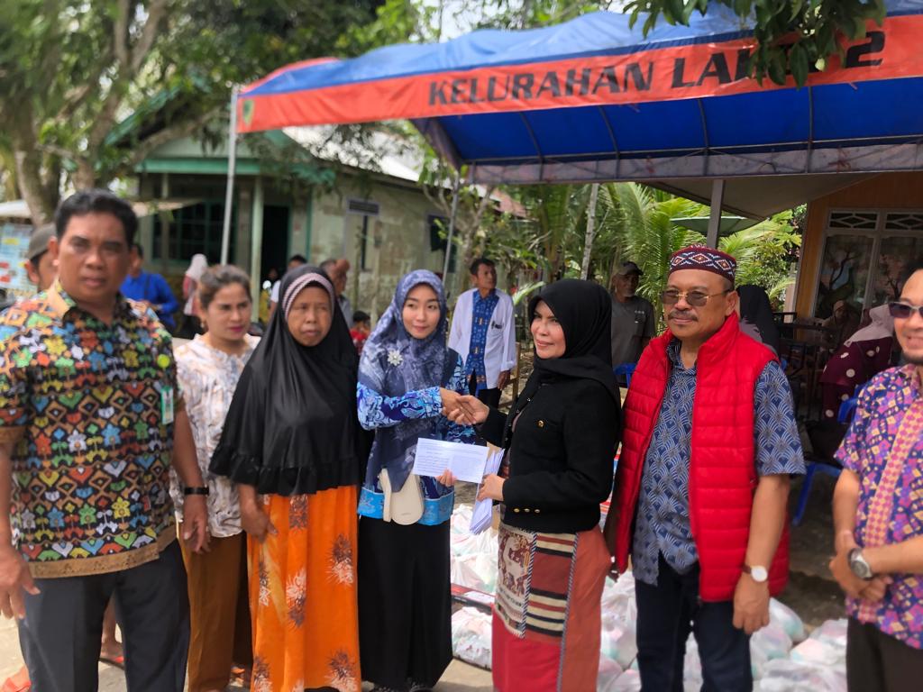 Prihatin Musibah Kebakaran di Lahei II Beberapa Waktu Lalu, Sekda Nuryakin dan Istri Salurkan Bantuan