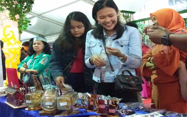 Kerajinan WBP Rutan Palangka Raya Sedot Perhatian Pengunjung Gelar Karya Kalteng