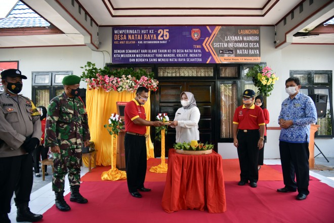 Hadiri Peringatan Hari Jadi ke-25, Bupati Apresiasi Launching Aplikasi Pelayanan Mandiri Desa Natai Raya