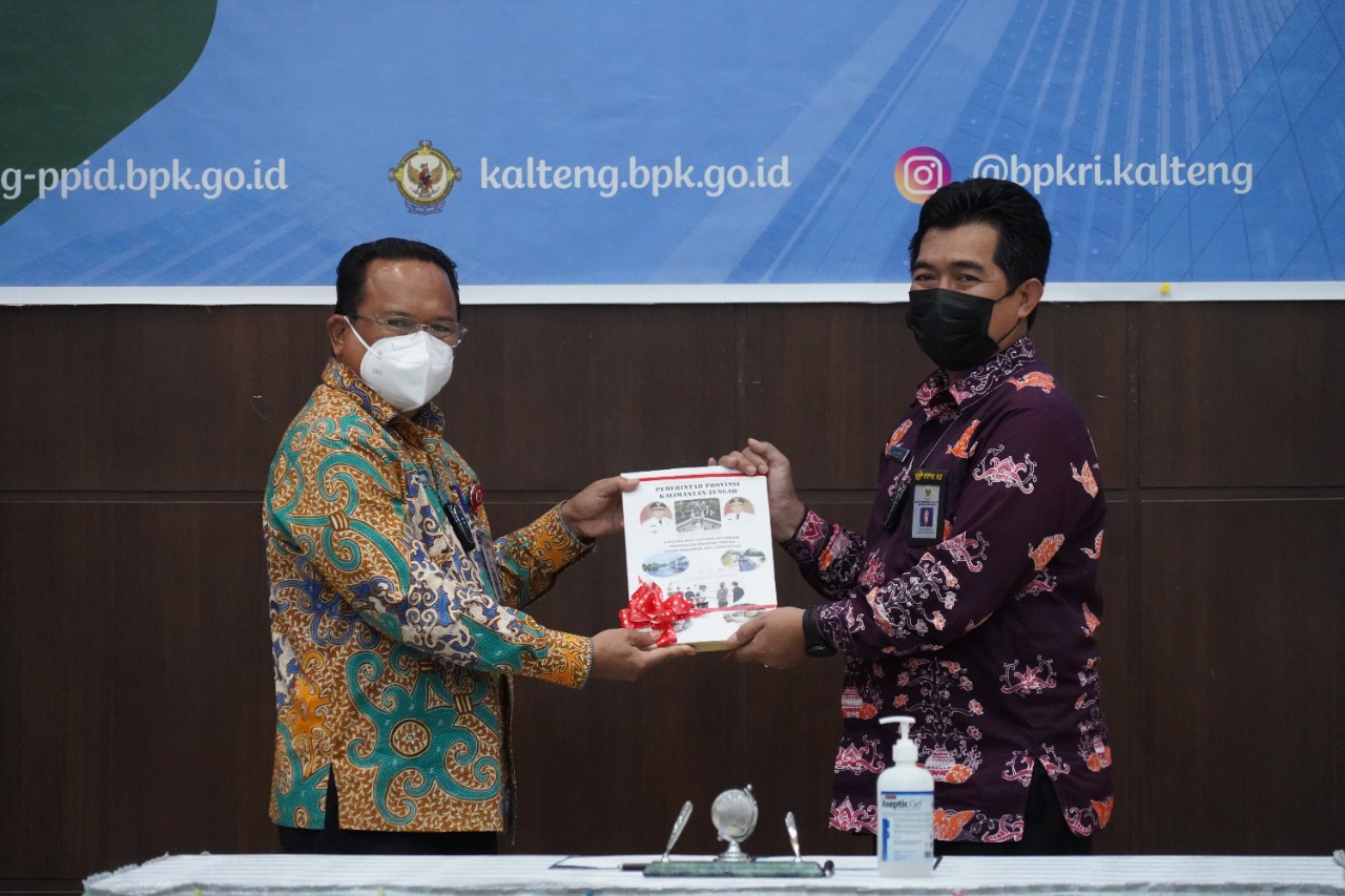 Pj. Sekda Nuryakin Melakukan Penyerahan Laporan Keuangan Pemprov Kalteng TA 2021 Kepada BPK RI