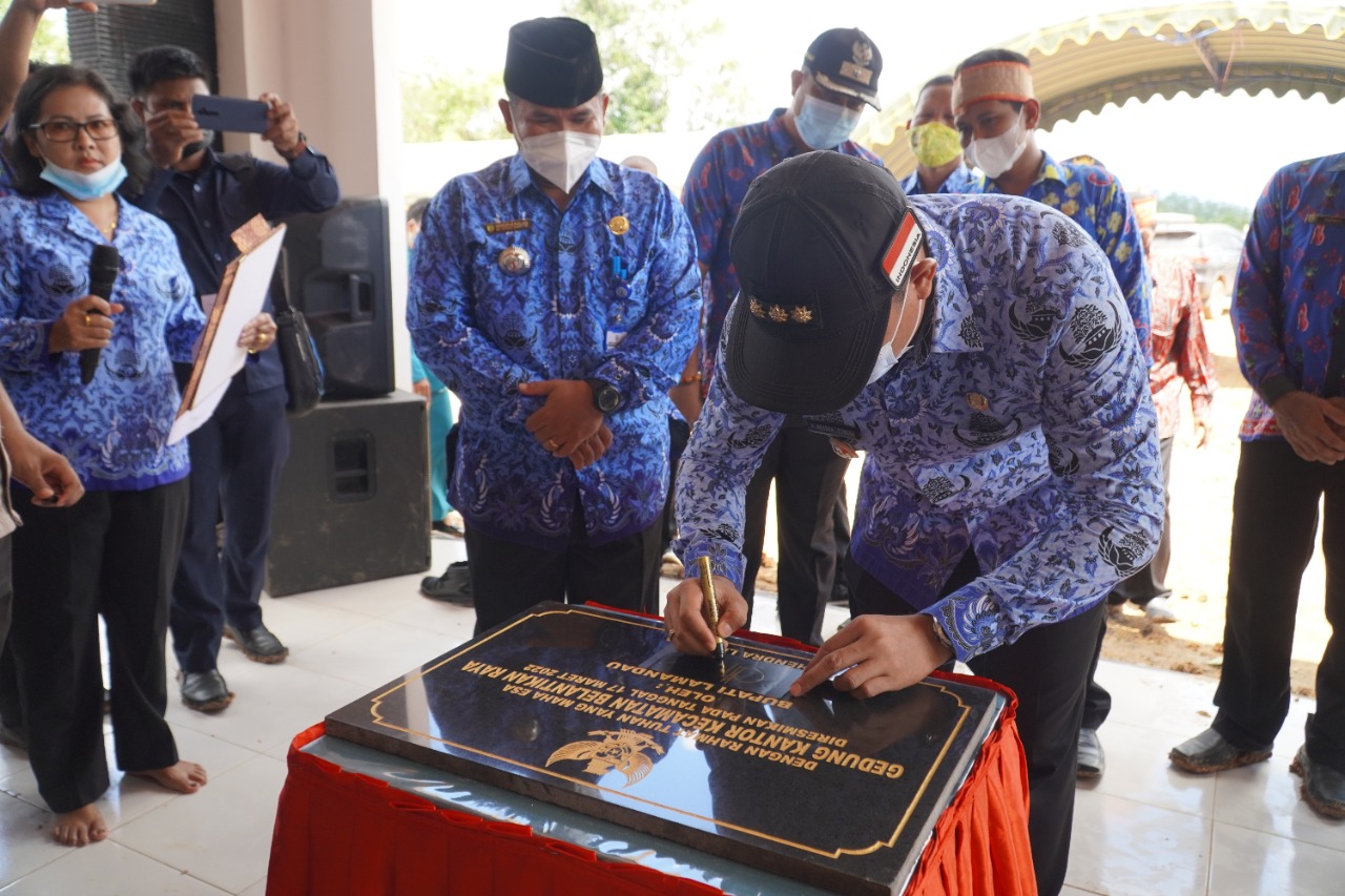 Hari Jadi Kecamatan Belantikan Raya ke-17, Bupati Lamandau Resmikan Gedung Kantor Kecamatan Belantikan Raya