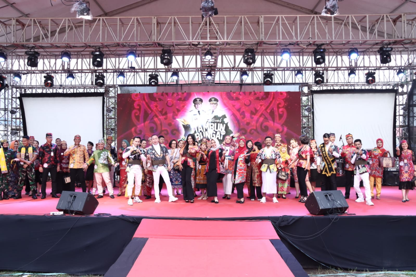 Fashion Show ELY Ikut Meriahkan Festival Tambun Bungai 2023