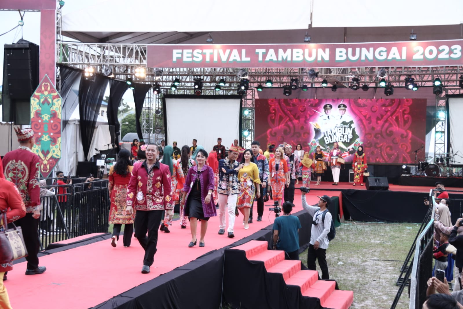 Fashion Show ELY Ikut Meriahkan Festival Tambun Bungai 2023