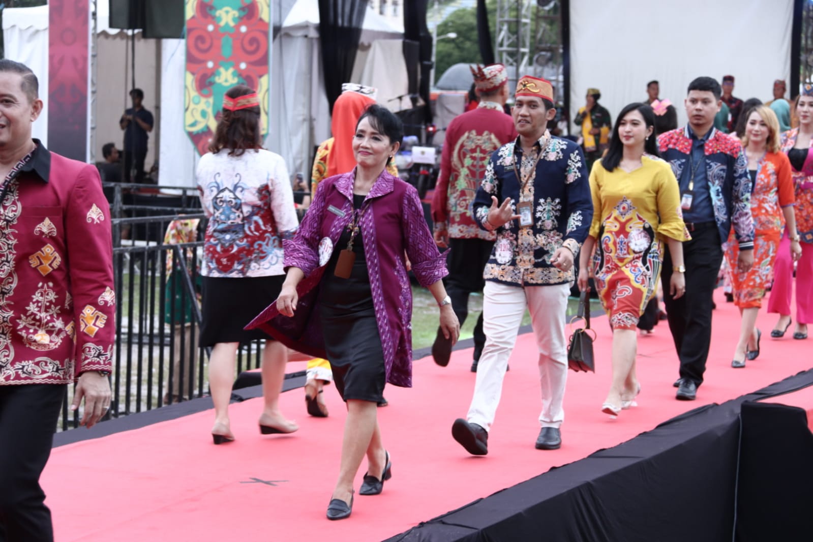 Fashion Show ELY Ikut Meriahkan Festival Tambun Bungai 2023