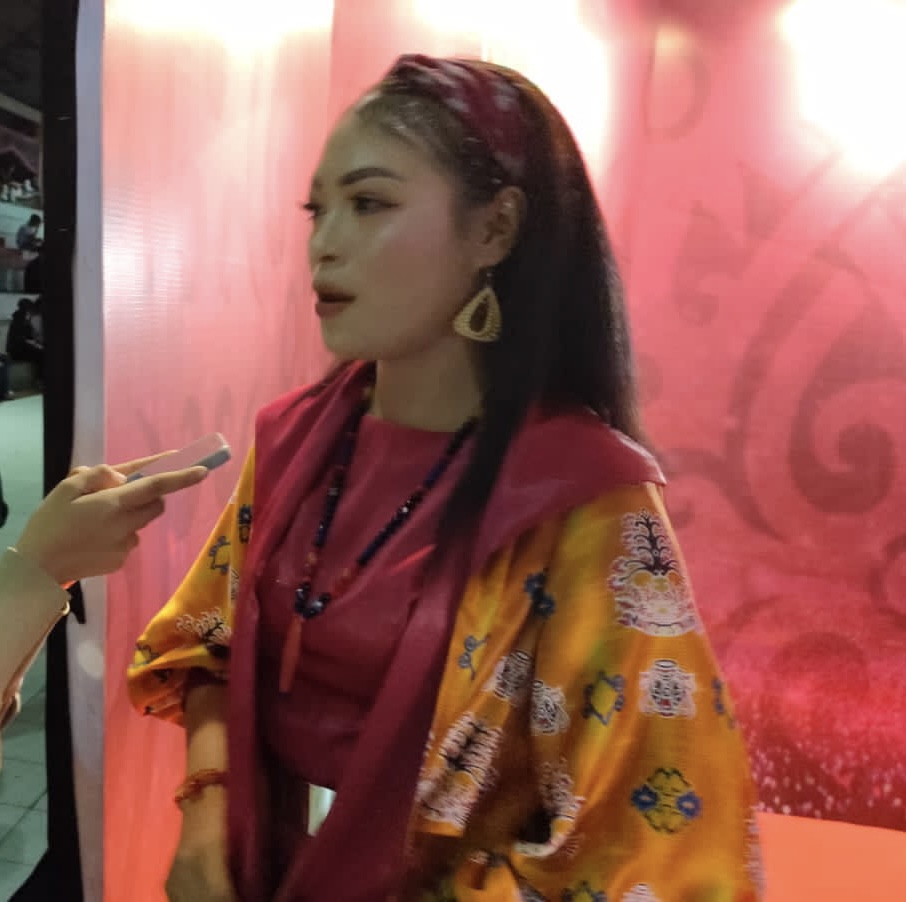 Masyarakat Antusias Saksikan Fashion Show Benang Bintik Kategori Umum Festival Tambun Bungai 2023