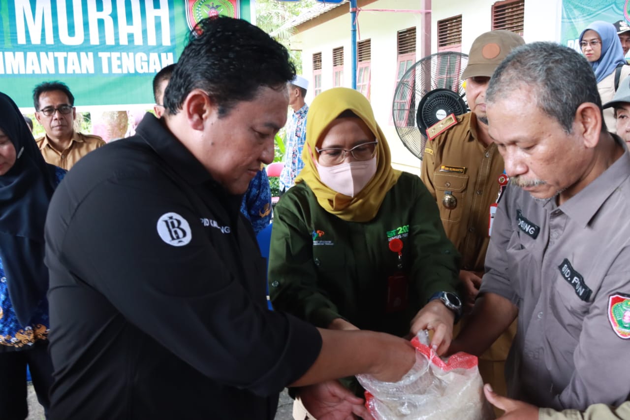 Wagub Edy Pratowo Buka Pasar Murah di Dua Kecamatan Kabupaten Pulang Pisau