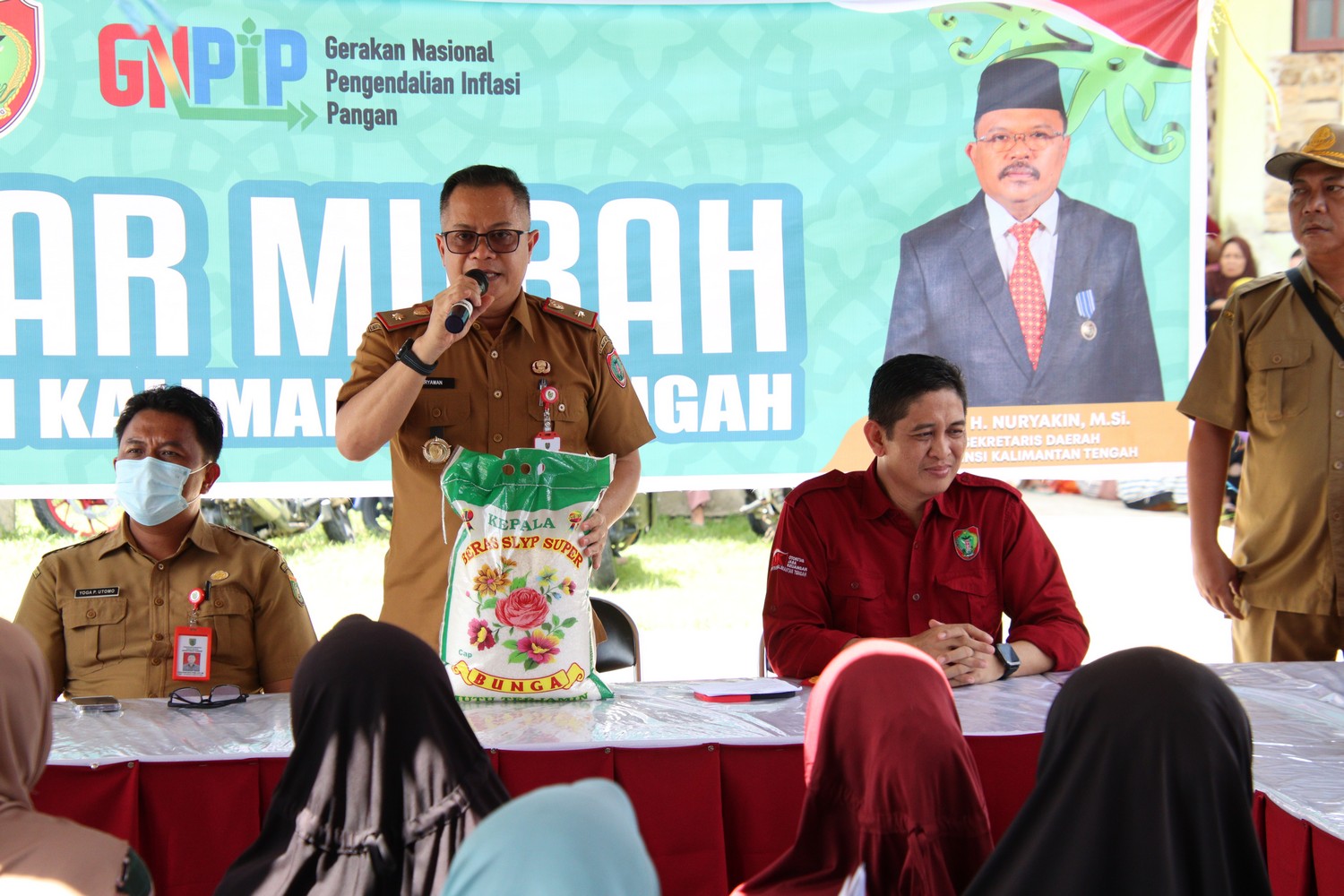 Kadis PMD Wakili Gubernur Kalteng Buka Pasar Murah di Kecamatan Dusun Utara, Kab. Barito Selatan