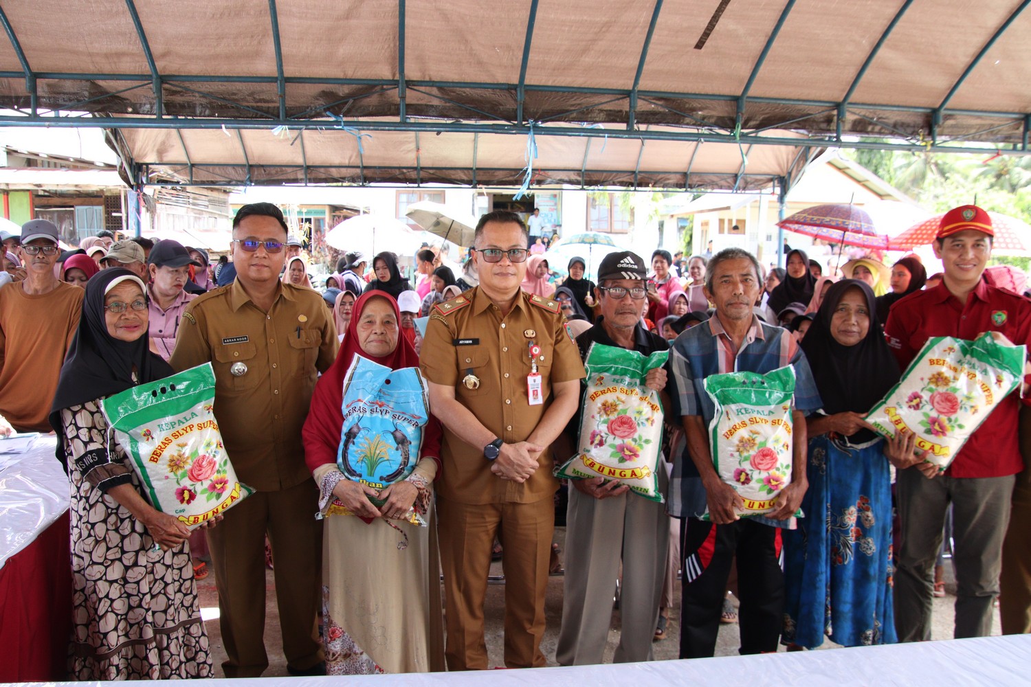 Kadis PMD Wakili Gubernur Kalteng Buka Pasar Murah di Kecamatan Dusun Utara, Kab. Barito Selatan