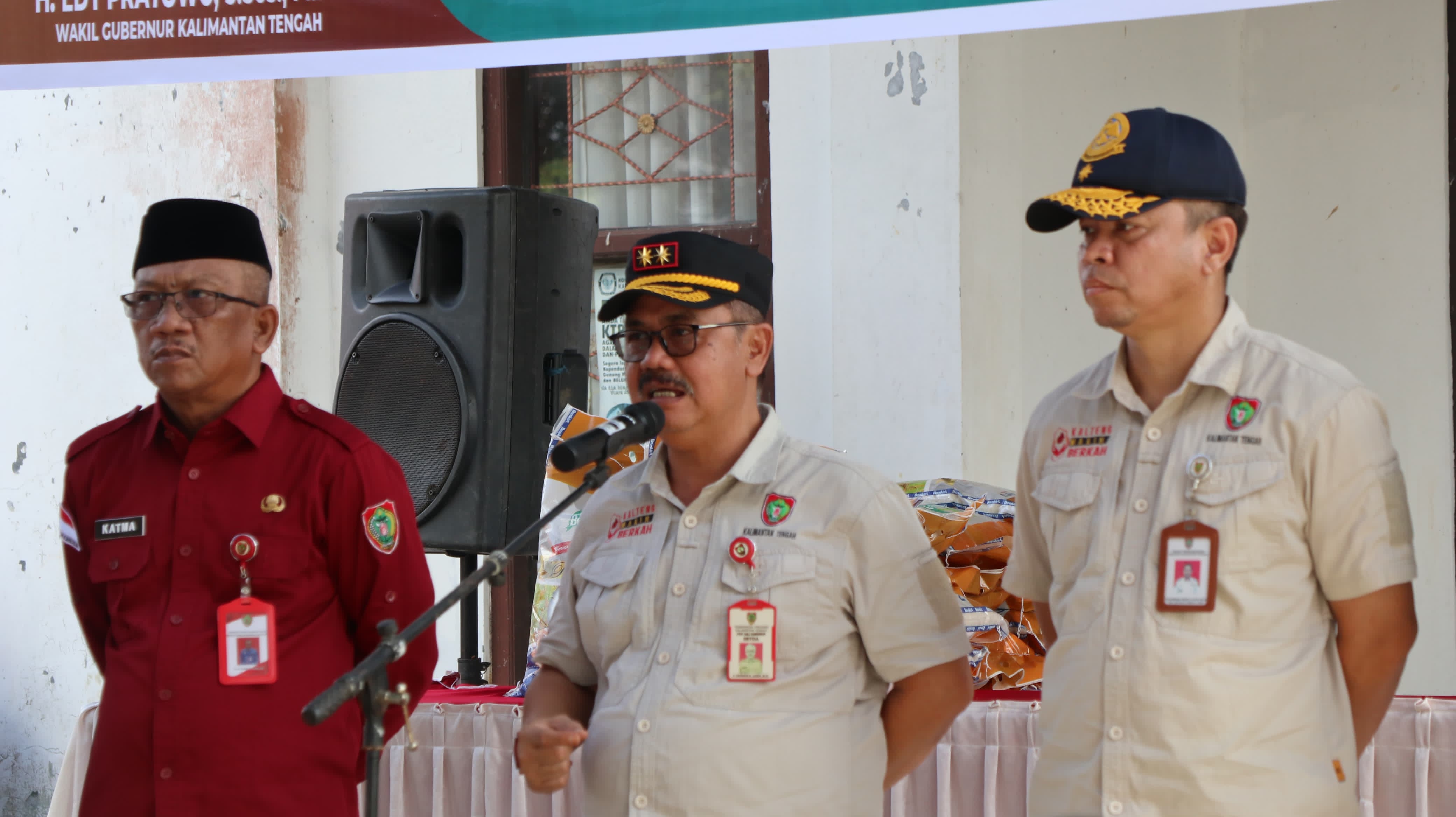 Mewakili Gubernur, Plh Asisten Pemkesra Herson B Aden Salurkan 10 Ton Beras Subsidi ke Kecamatan Tewah, Kabupaten Gumas