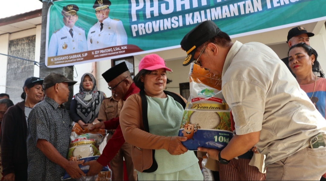 Mewakili Gubernur, Plh Asisten Pemkesra Herson B Aden Salurkan 10 Ton Beras Subsidi ke Kecamatan Tewah, Kabupaten Gumas
