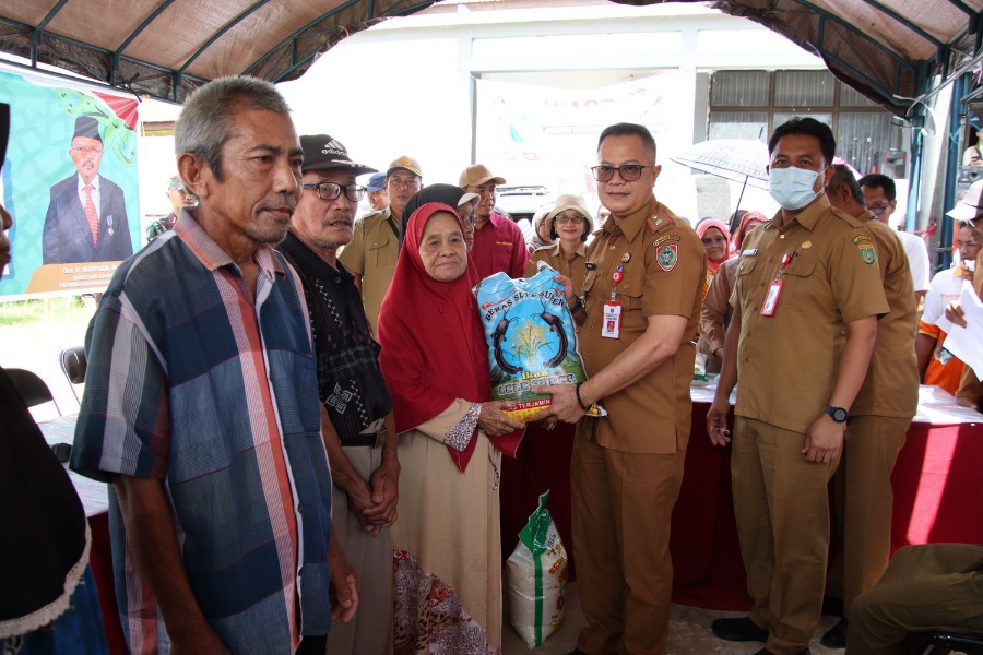 Kadis PMD Wakili Gubernur Kalteng Buka Pasar Murah di Kecamatan Dusun Utara, Kab. Barito Selatan