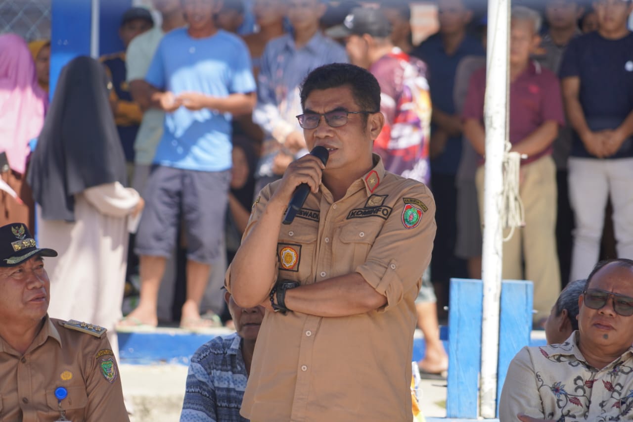 Mewakili Gubernur Kalteng, Kadiskominfosantik Salurkan Bantuan di Kabupaten Barito Utara
