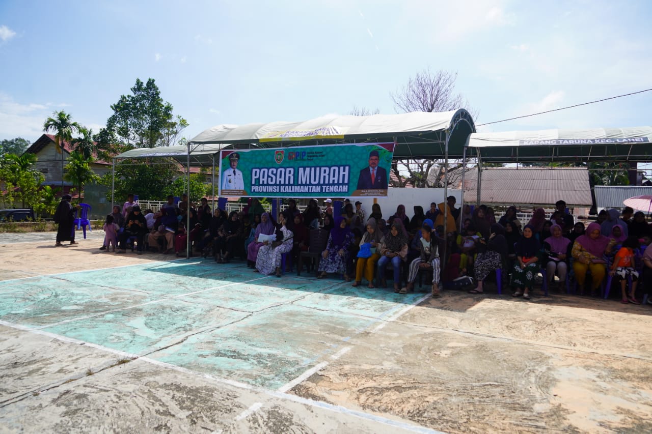 Mewakili Gubernur Kalteng, Kadiskominfosantik Salurkan Bantuan di Kabupaten Barito Utara
