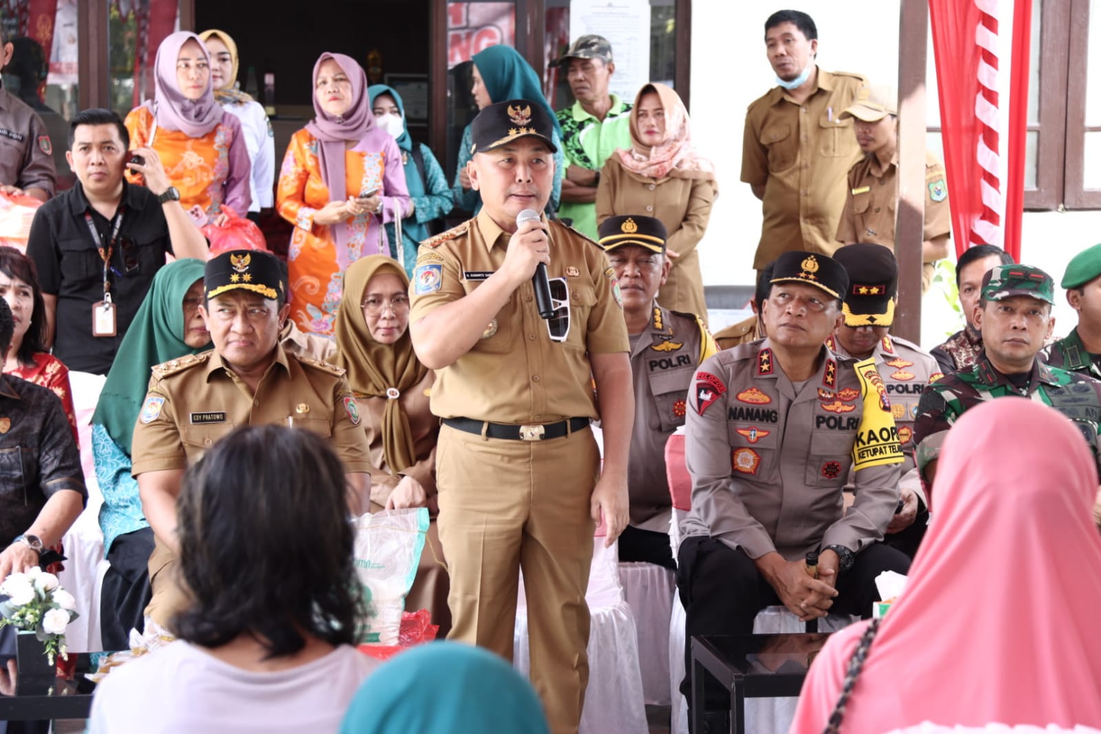 Gubernur Sugianto Sabran Gratiskan 1.000 Paket Sembako di Kelurahan Selat Dalam Kabupaten Kapuas