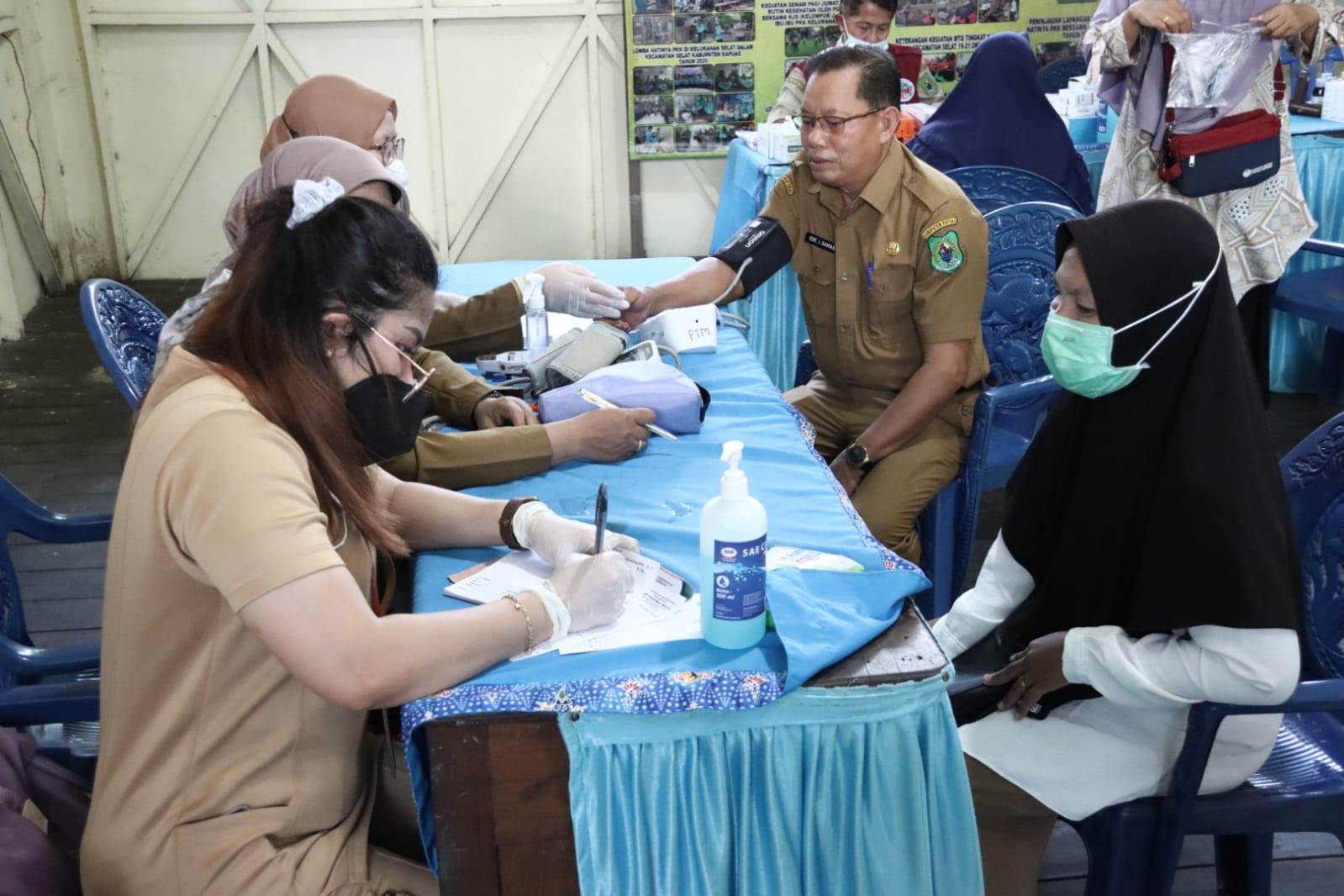 Gubernur Sugianto Sabran Gratiskan 1.000 Paket Sembako di Kelurahan Selat Dalam Kabupaten Kapuas