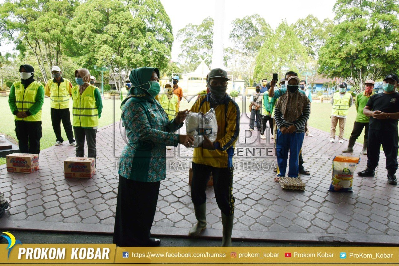 Bupati Kobar Salurkan 400 Paket Sembako untuk Para Petugas Kebersihan