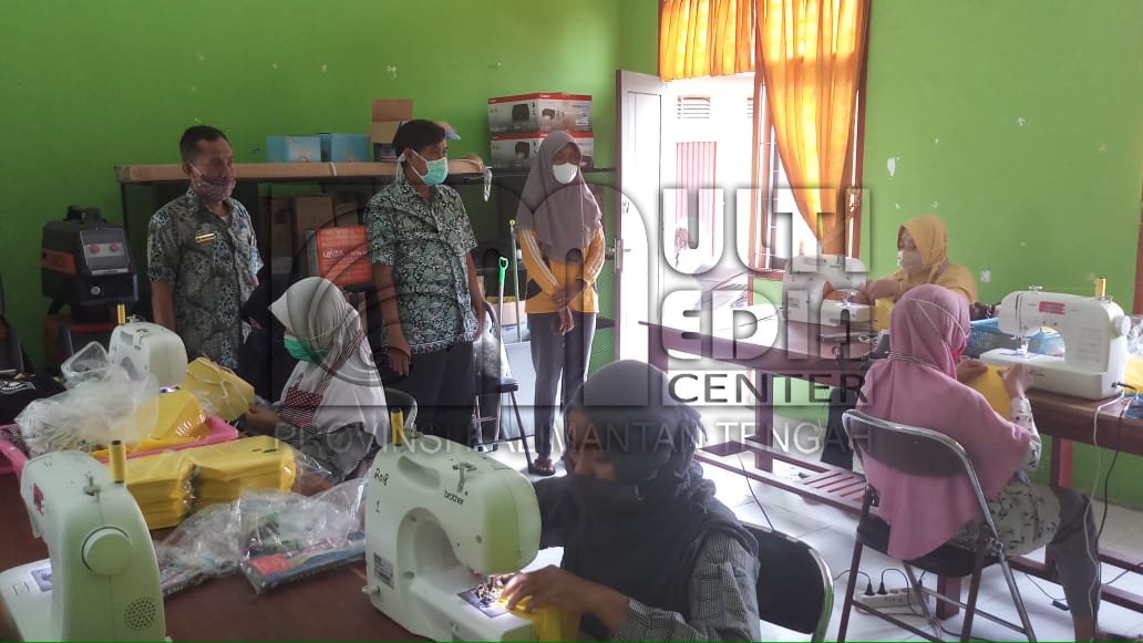 Bantu kurangi Dampak Covid-19, Disnakertrans Kobar Berdayakan Alumni Pelatihan Buat APD