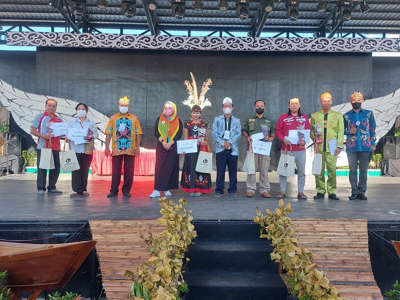 Gumas Raih Juara 3 Lomba Habayang Putri dan Karungut Putra