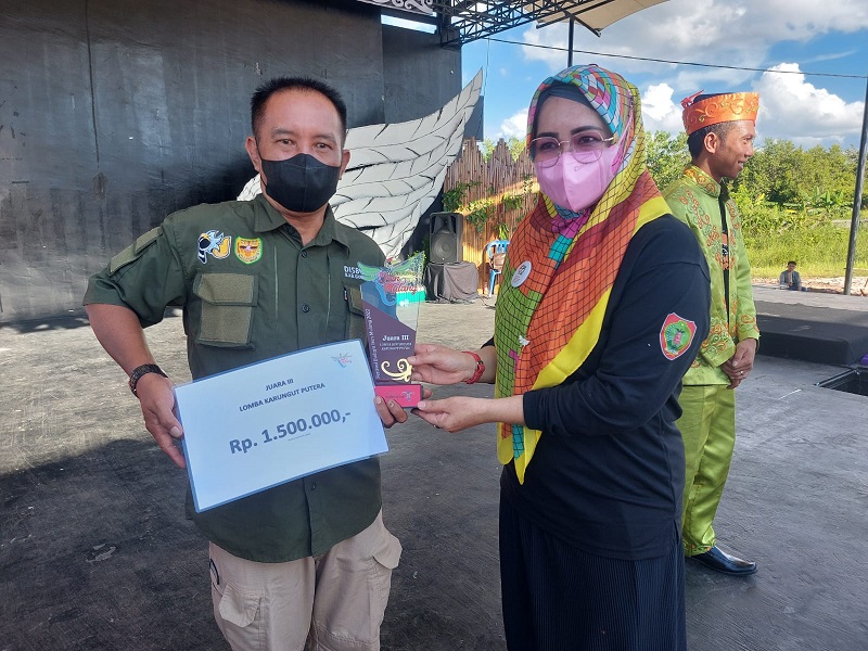 Gumas Raih Juara 3 Lomba Habayang Putri dan Karungut Putra