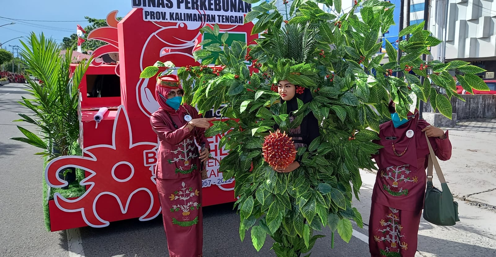 Disbun Kalteng Meriahkan Karnaval pada Festival Budaya Isen Mulang
