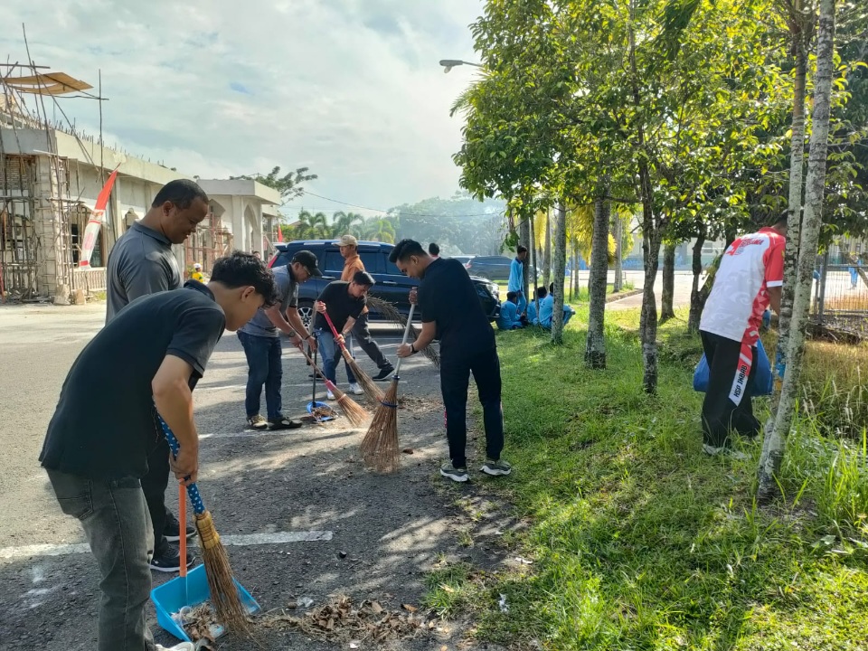 Badan Kesbangpol Lakukan Bakti Sosial Membersihkan Rumah Ibadah dalam rangka Peringatan Hari Jadi Prov. Kalteng