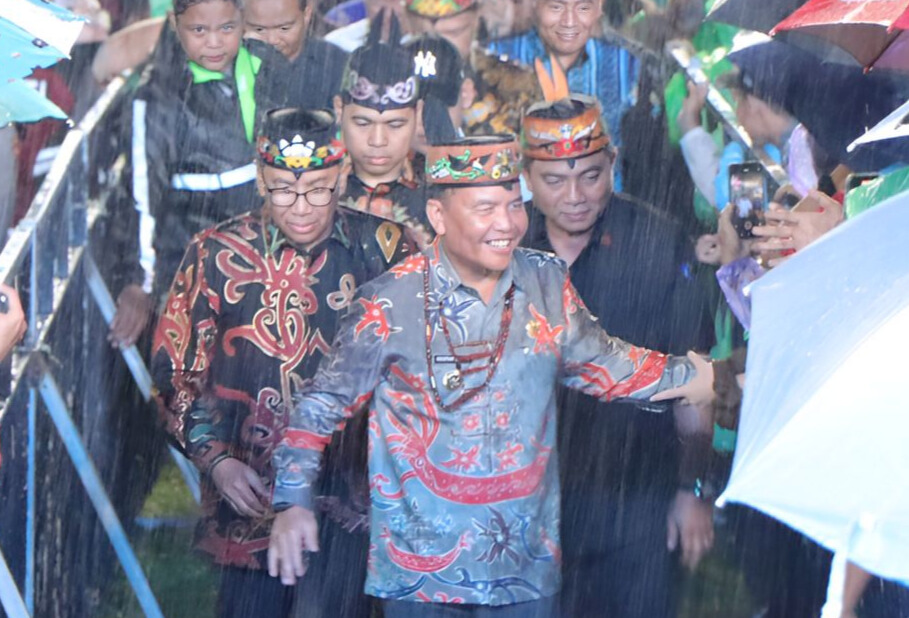 Hadirkan Semangat Isen Mulang, Kepala BKD Prov. Kalteng Hadiri Pembukaan FBIM Meski Diguyur Hujan Deras