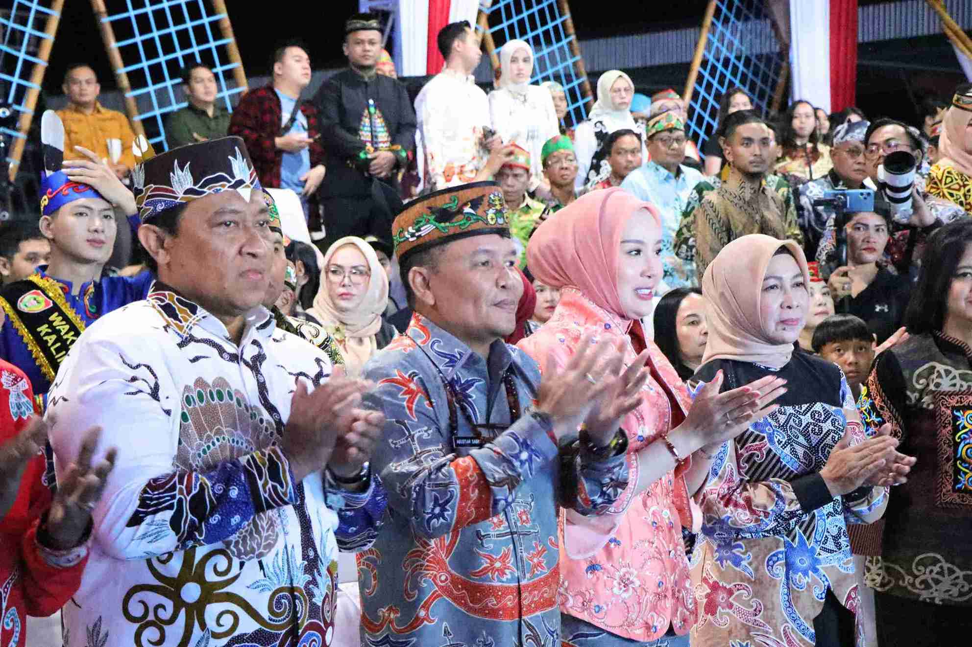 Hadirkan Semangat Isen Mulang, Kepala BKD Prov. Kalteng Hadiri Pembukaan FBIM Meski Diguyur Hujan Deras