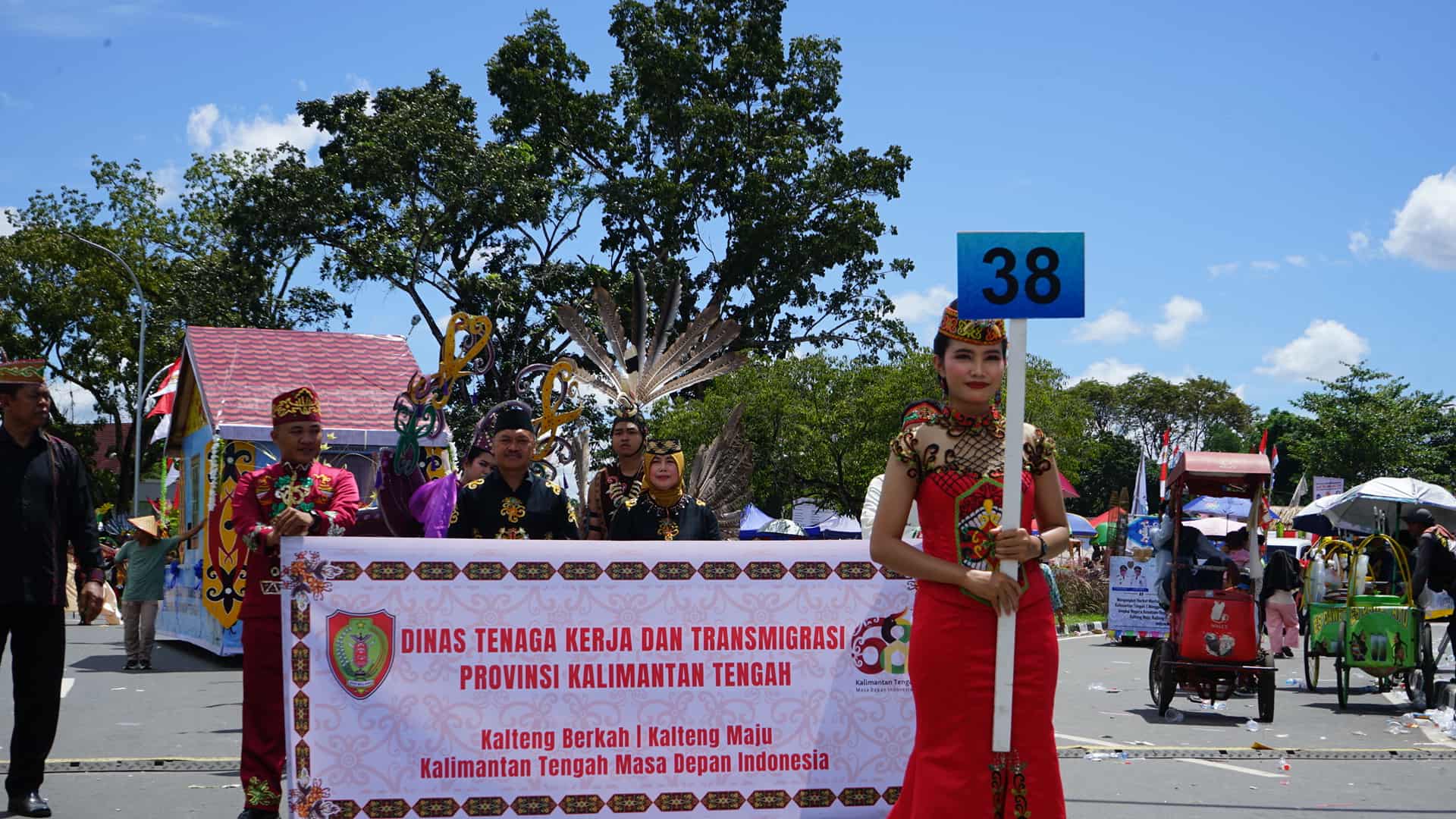 Turut Meriahkan Karnaval FBIM Tahun 2025, Disnakertrans Prov. Kalteng Usung Tema Kalteng Bersatu