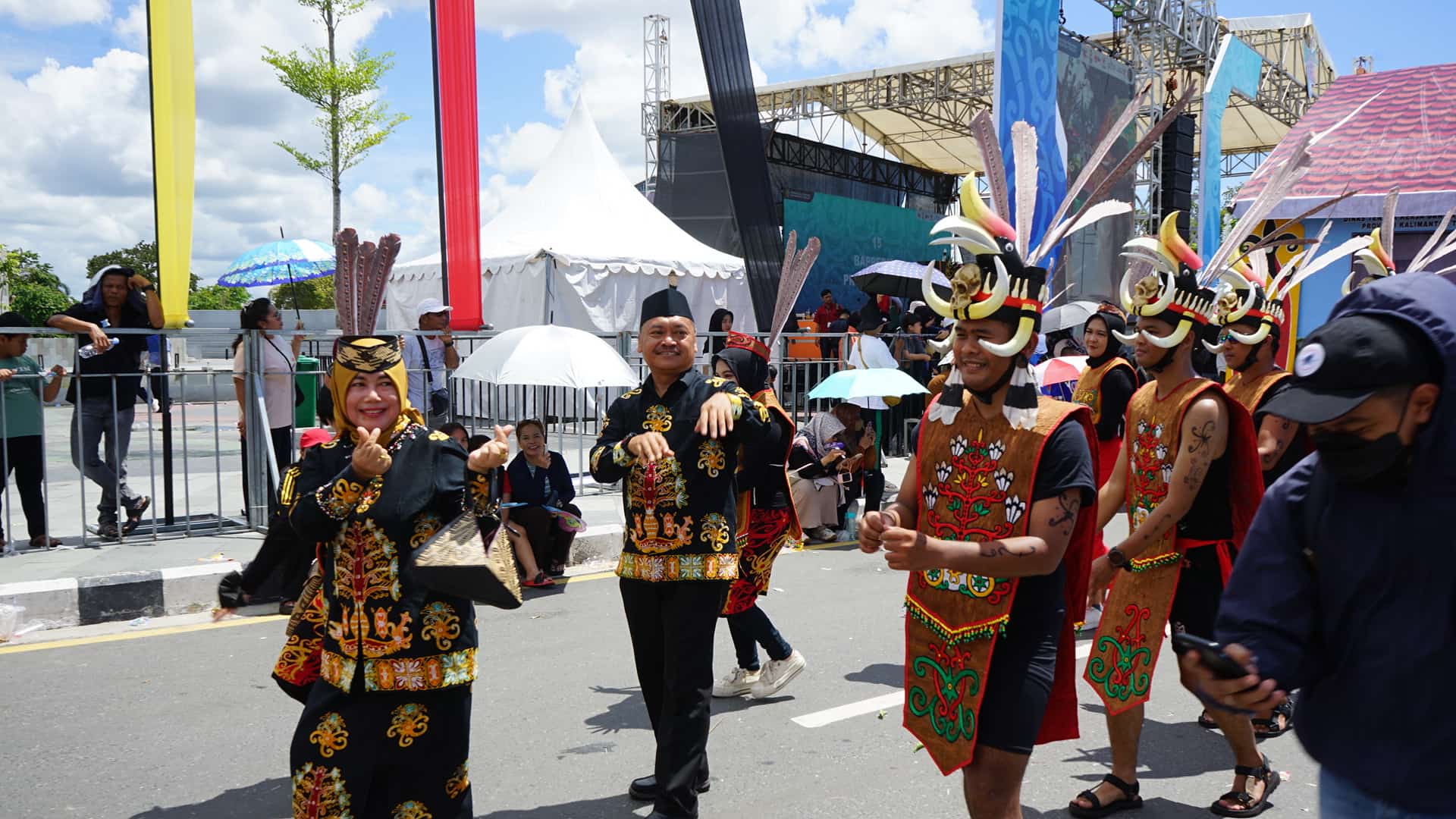 Turut Meriahkan Karnaval FBIM Tahun 2025, Disnakertrans Prov. Kalteng Usung Tema Kalteng Bersatu