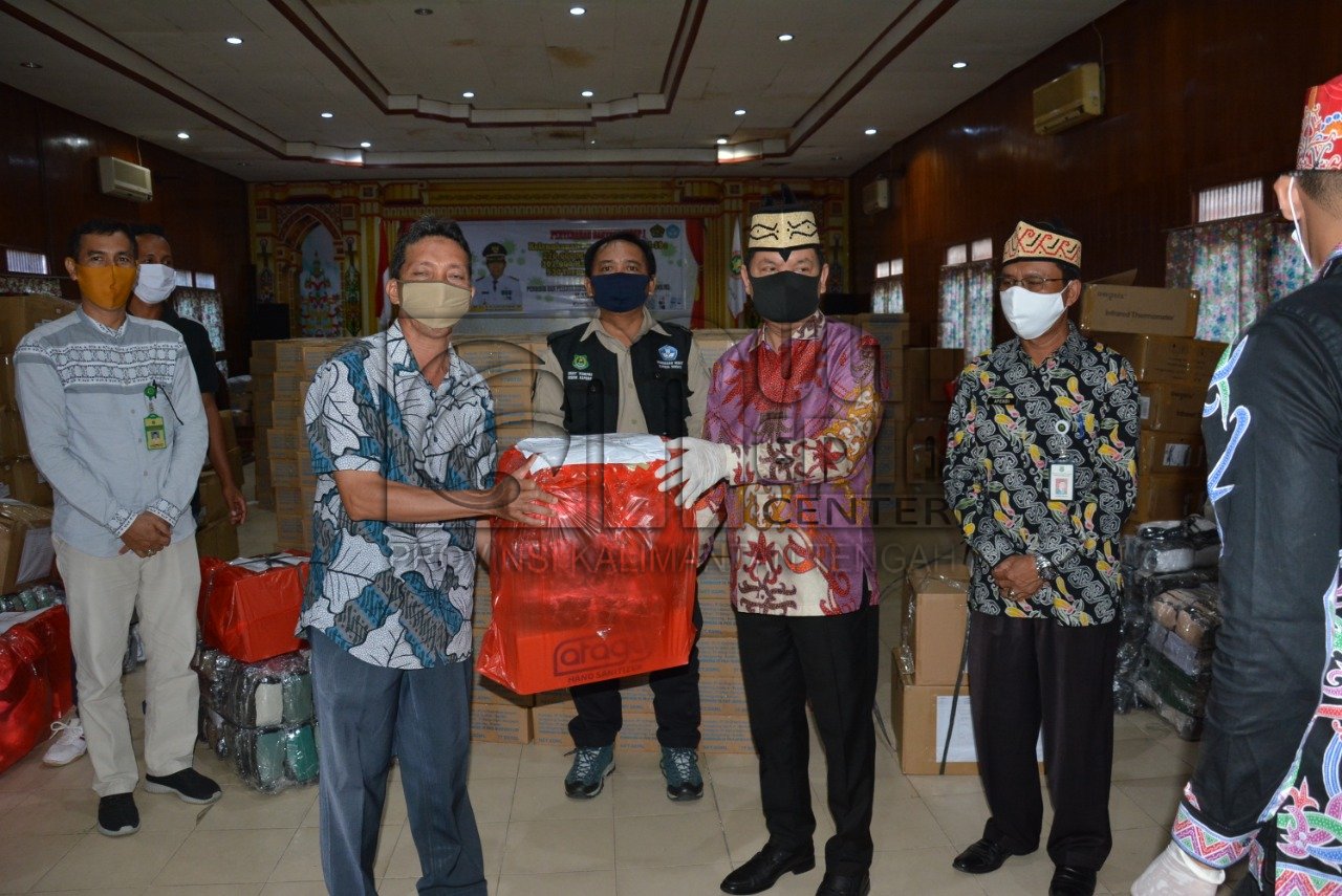 Ben Serahkan Bantuan Masker, Hand Sanitizer dan Termometer Pada Sekolah