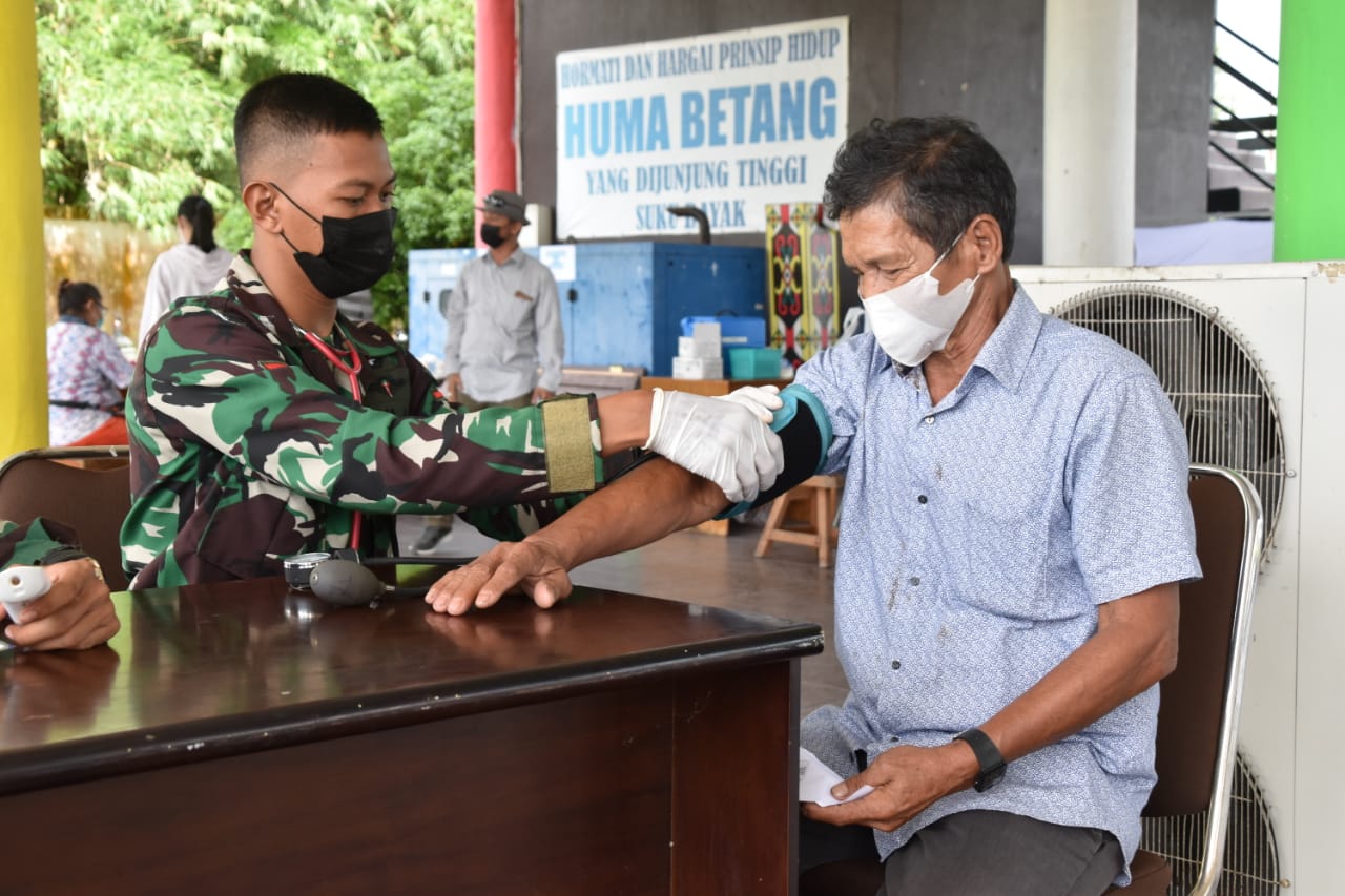 Pelaksanaan Vaksinasi Massal Bagi Lansia di Betang Hapakat, Palangka Raya