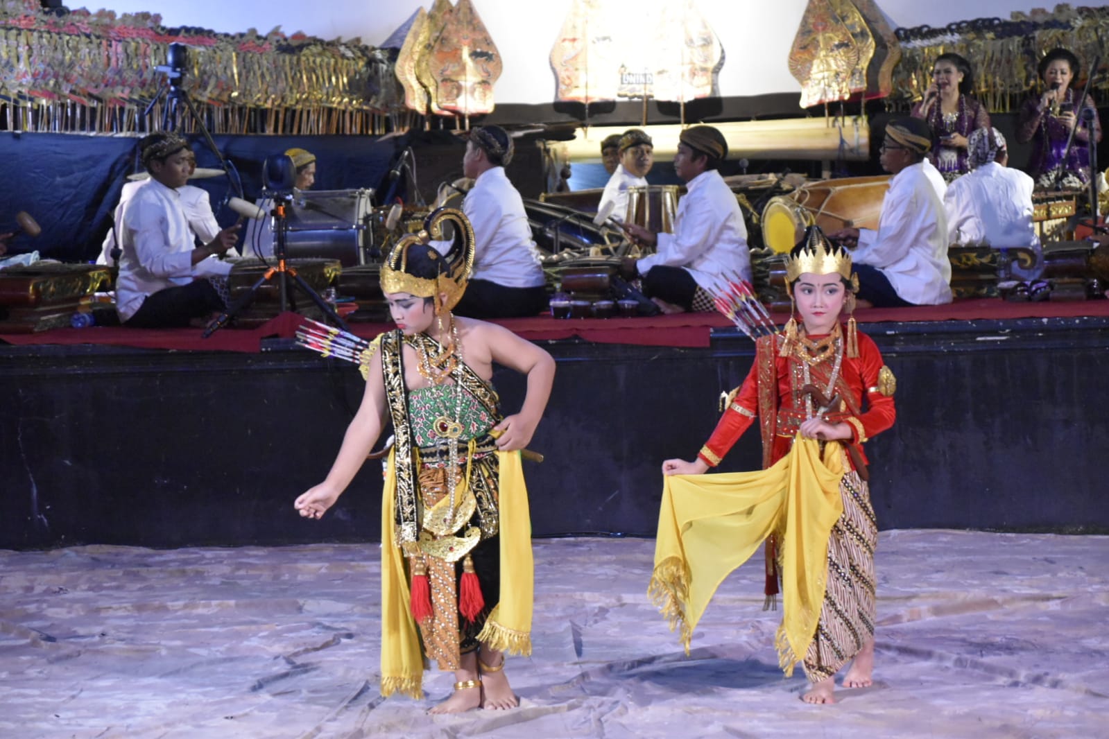 Asisten Adum Sri Suwanto Buka Pagelaran Seni dan Budaya Wayang Kulit